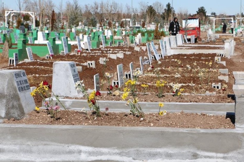 Bu acıya yürek dayanmaz! Diyarbakır'da depremde vefat edenlerin hatıraları mezarlıklara bırakıldı - Resim: 13
