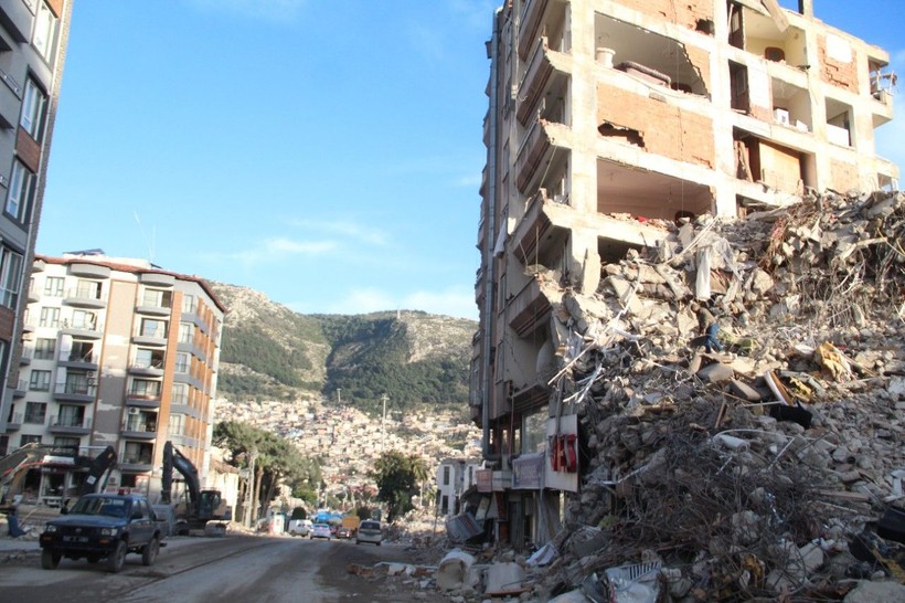 Antakya'da iki katın birleştiği enkazda 9 saat mahsur kalan Dolapçıoğlu ailesi yaşadıkları korkuyu kaydetti - Resim: 6