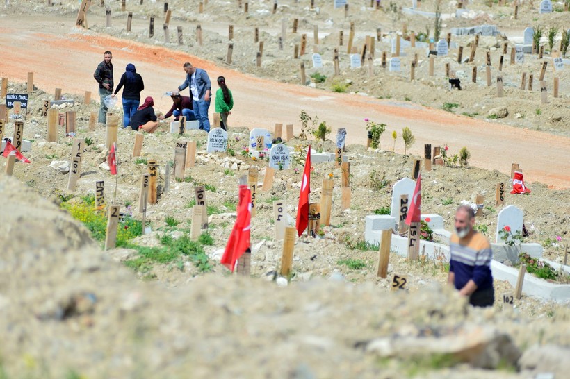 Kahramanmaraş merkezli depremlerden etkilenen Hatay'da buruk bayram - Resim: 11