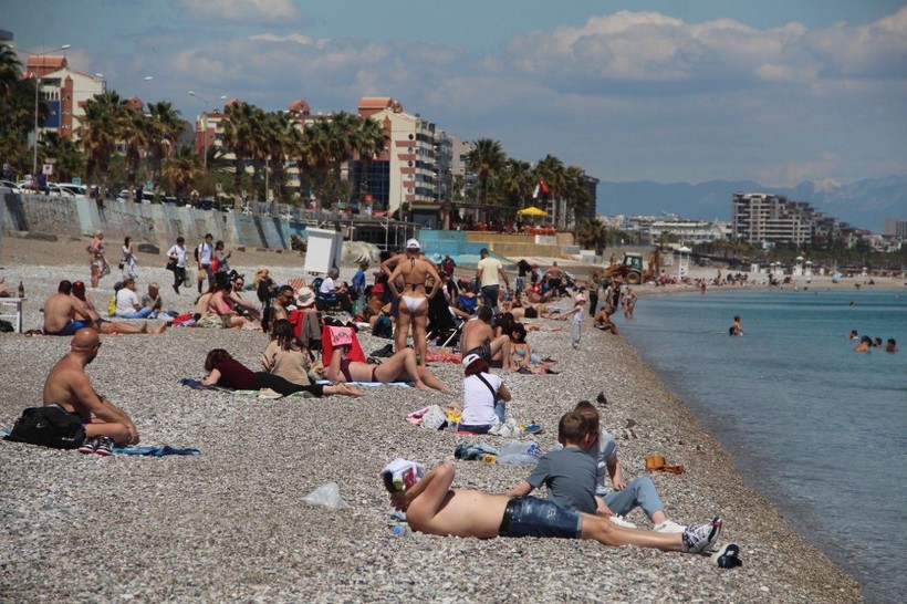 Antalya'da bahar sıcaklığı sahilleri doldurdu - Resim: 4