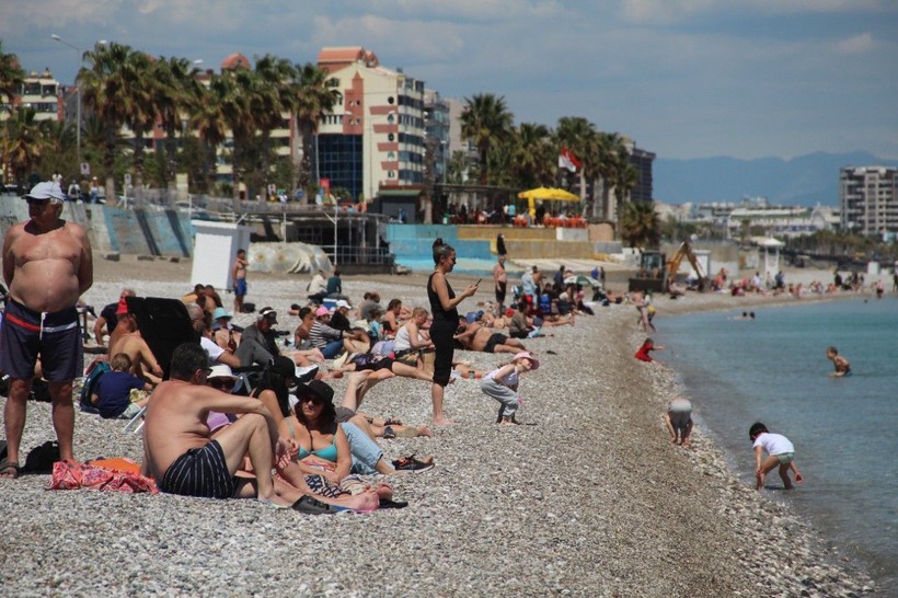 Antalya'da bahar sıcaklığı sahilleri doldurdu - Resim: 7