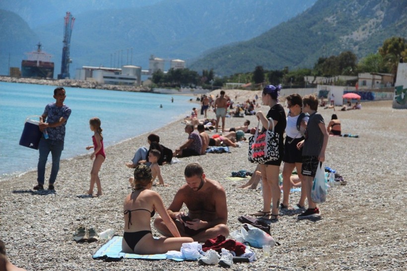 Antalya'da bahar sıcaklığı sahilleri doldurdu - Resim: 5