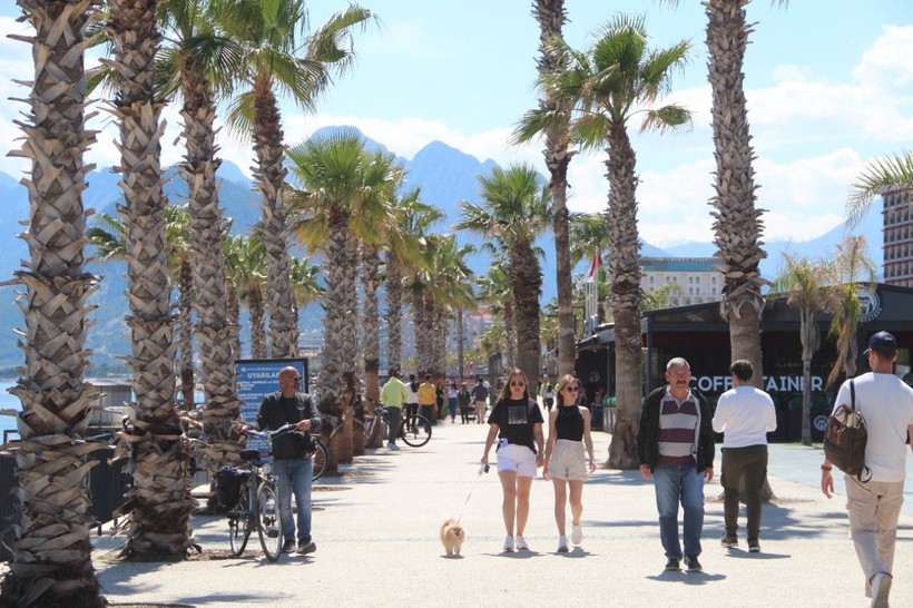 Antalya'da bahar sıcaklığı sahilleri doldurdu - Resim: 10