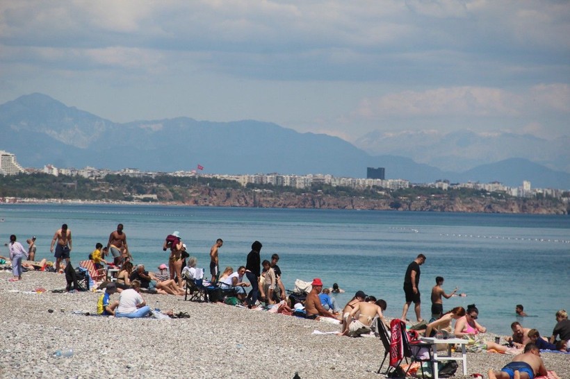 Antalya'da bahar sıcaklığı sahilleri doldurdu - Resim: 3