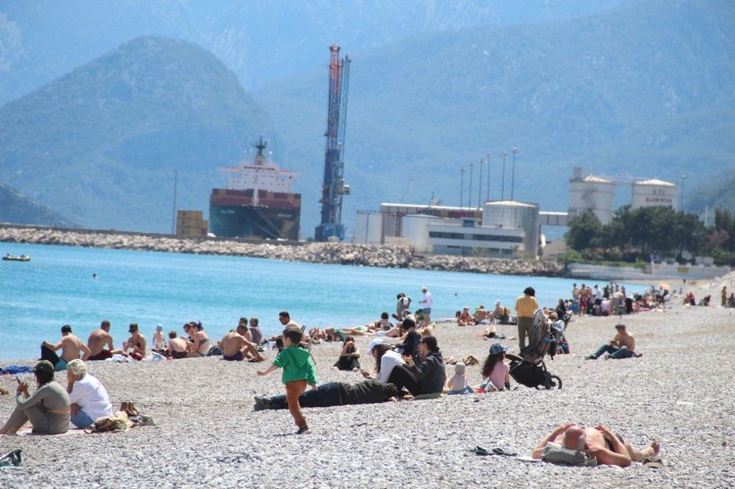 Antalya'da bahar sıcaklığı sahilleri doldurdu - Resim: 8
