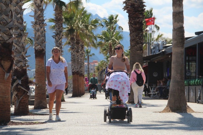 Antalya'da bahar sıcaklığı sahilleri doldurdu - Resim: 11