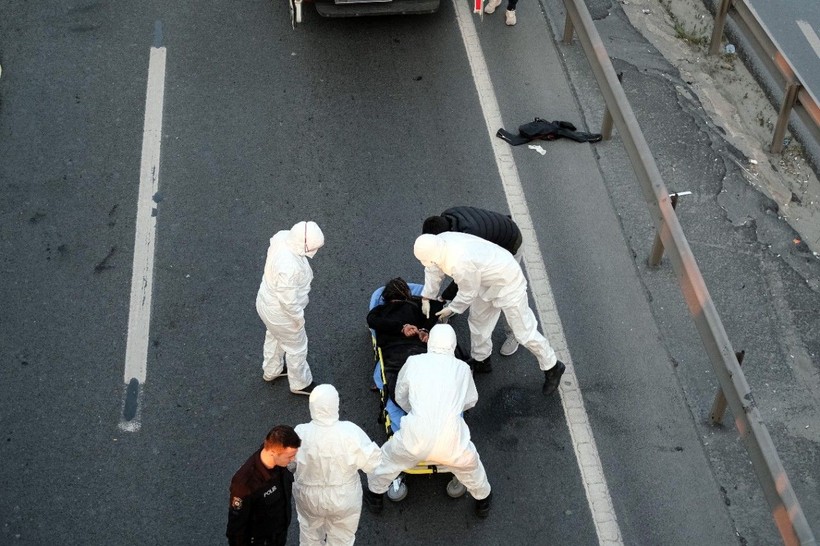 İstanbul'da E5 karayolunda şaşkına çeviren görüntü! Bulaşıcı hastalık riskine karşı... Göz yaşartıcı spreyle kelepçelediler - Resim: 10