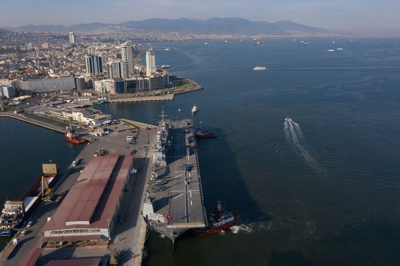İstanbul'da kilometrelerce ziyaret kuyruğu oluşturan TCG Anadolu, İzmir Alsancak Limanı'na geldi - Resim: 2
