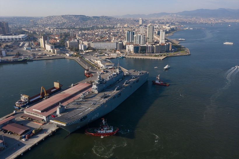 İstanbul'da kilometrelerce ziyaret kuyruğu oluşturan TCG Anadolu, İzmir Alsancak Limanı'na geldi - Resim: 3