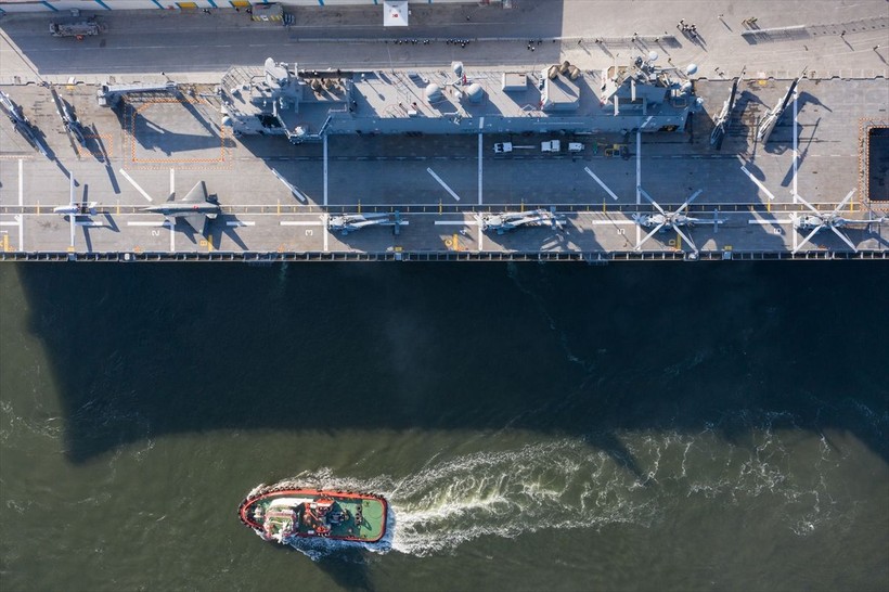 İstanbul'da kilometrelerce ziyaret kuyruğu oluşturan TCG Anadolu, İzmir Alsancak Limanı'na geldi - Resim: 4