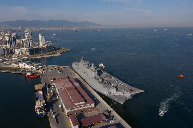 İstanbul'da kilometrelerce ziyaret kuyruğu oluşturan TCG Anadolu, İzmir Alsancak Limanı'na geldi - Resim: 6