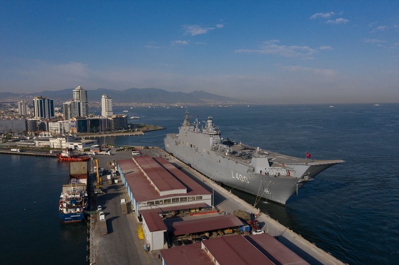 İstanbul'da kilometrelerce ziyaret kuyruğu oluşturan TCG Anadolu, İzmir Alsancak Limanı'na geldi - Resim: 7