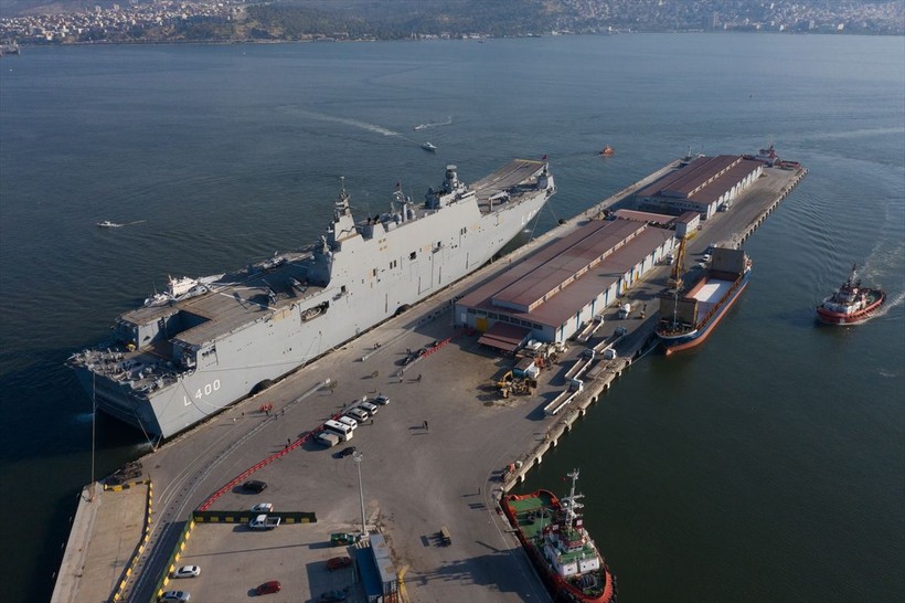 İstanbul'da kilometrelerce ziyaret kuyruğu oluşturan TCG Anadolu, İzmir Alsancak Limanı'na geldi - Resim: 9
