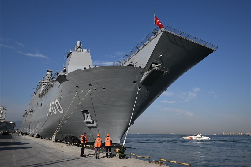 İstanbul'da kilometrelerce ziyaret kuyruğu oluşturan TCG Anadolu, İzmir Alsancak Limanı'na geldi - Resim: 28