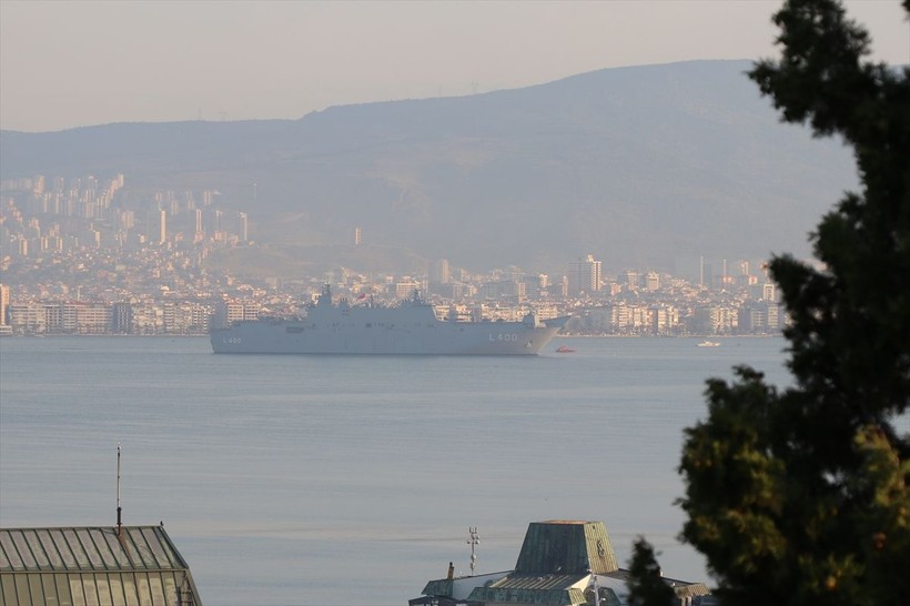 İstanbul'da kilometrelerce ziyaret kuyruğu oluşturan TCG Anadolu, İzmir Alsancak Limanı'na geldi - Resim: 31