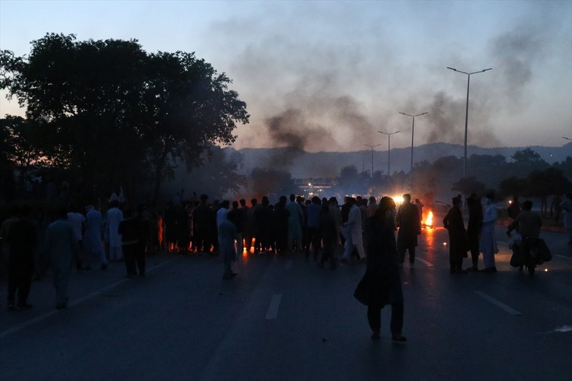 İmran Han'ın tutuklanmasının ardından Pakistan'da protestolar büyüyor: 5 kişi öldü, 40 kişi yaralandı, 1200'den fazla gözaltı - Resim: 42