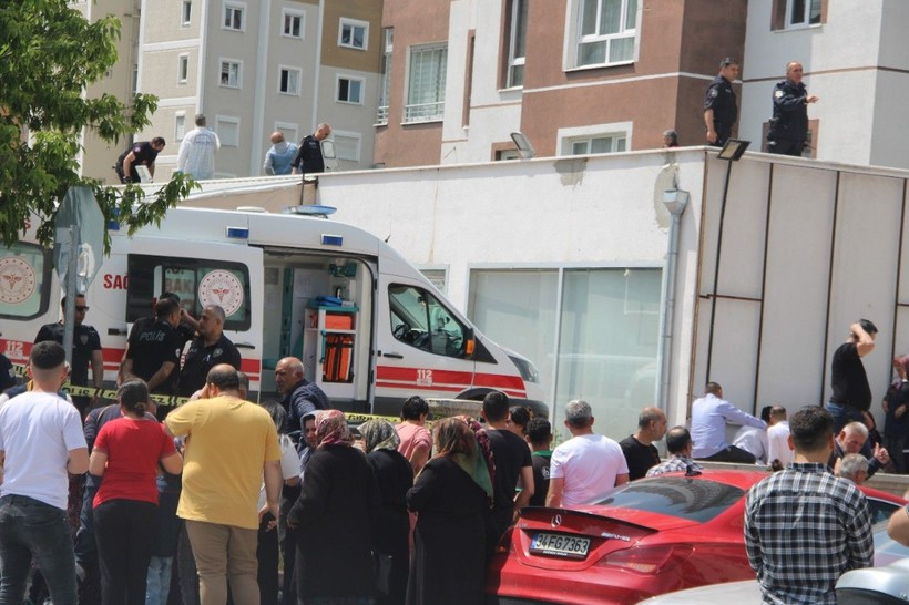 Kayseri'de facia! Çocuğunu kurtarmak isteyen anne kucağındaki çocuğu ile 13. kattan düştü: 3 ölü - Resim: 6