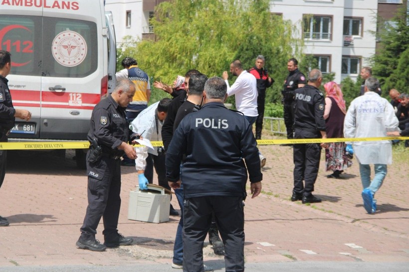 Kayseri'de facia! Çocuğunu kurtarmak isteyen anne kucağındaki çocuğu ile 13. kattan düştü: 3 ölü - Resim: 5