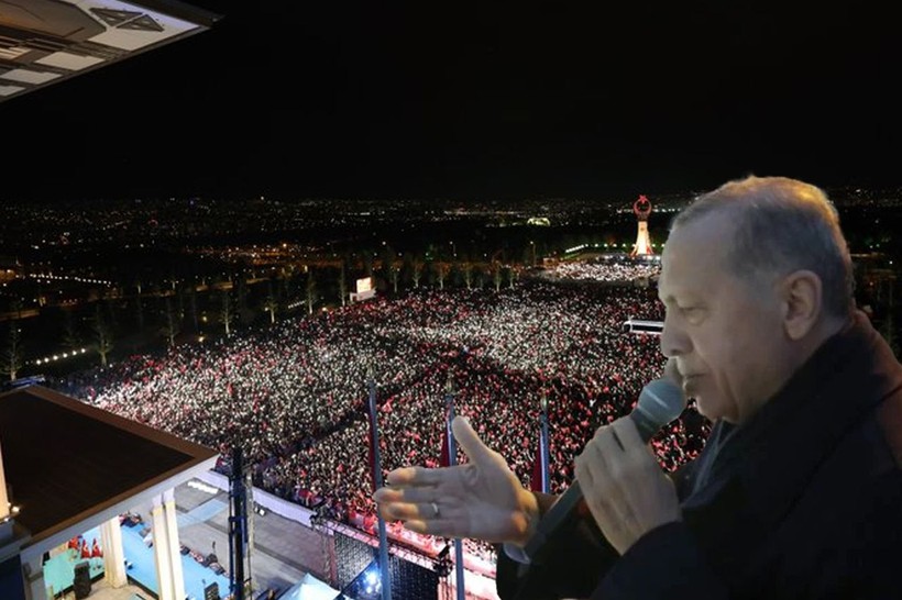 Ezber bozulmadı! Cumhurbaşkanı Recep Tayyip Erdoğan yüzbinlere balkon konuşmasını Külliye'den yaptı - Resim: 7
