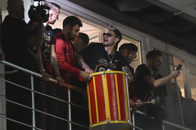 Galatasaray'ın 23. şampiyonluk kutlamalarında Florya'nın da hakimi Icardi oldu! Icardi davul çaldı, meşale yaktı, 3'lü çektirdi, Türkçe şarkı söyledi - Resim: 5