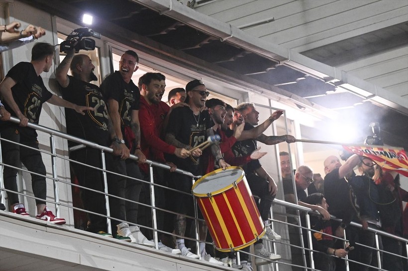Galatasaray'ın 23. şampiyonluk kutlamalarında Florya'nın da hakimi Icardi oldu! Icardi davul çaldı, meşale yaktı, 3'lü çektirdi, Türkçe şarkı söyledi - Resim: 6