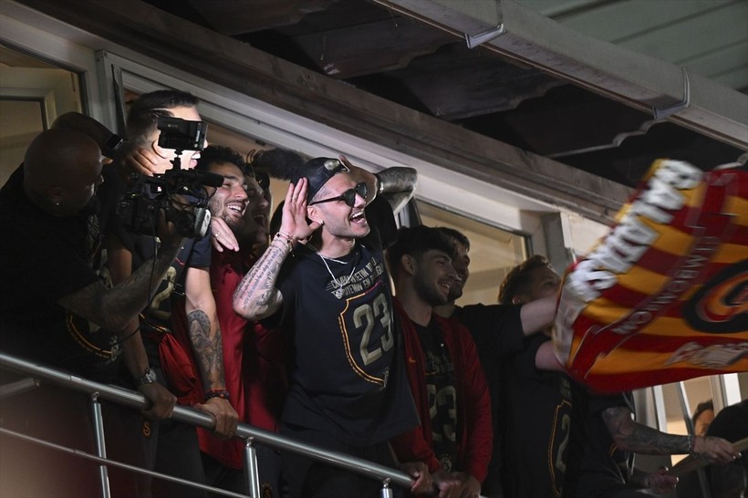 Galatasaray'ın 23. şampiyonluk kutlamalarında Florya'nın da hakimi Icardi oldu! Icardi davul çaldı, meşale yaktı, 3'lü çektirdi, Türkçe şarkı söyledi - Resim: 7