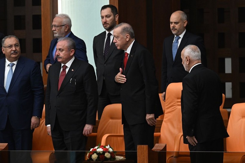 Milletvekilleri 10,5 saat süren törenle ant inçti! İşte 28. dönemin başladığı ilk birleşimde yaşananlar - Resim: 4