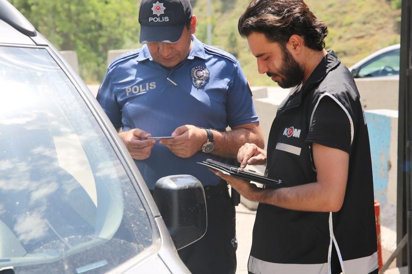 SON DAKİKA! Düzensiz Göç ile Mücadeleye Yönelik Huzur uygulamasında 17 organizatör yakalandı - Resim: 2