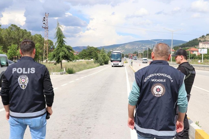 SON DAKİKA! Düzensiz Göç ile Mücadeleye Yönelik Huzur uygulamasında 17 organizatör yakalandı - Resim: 3