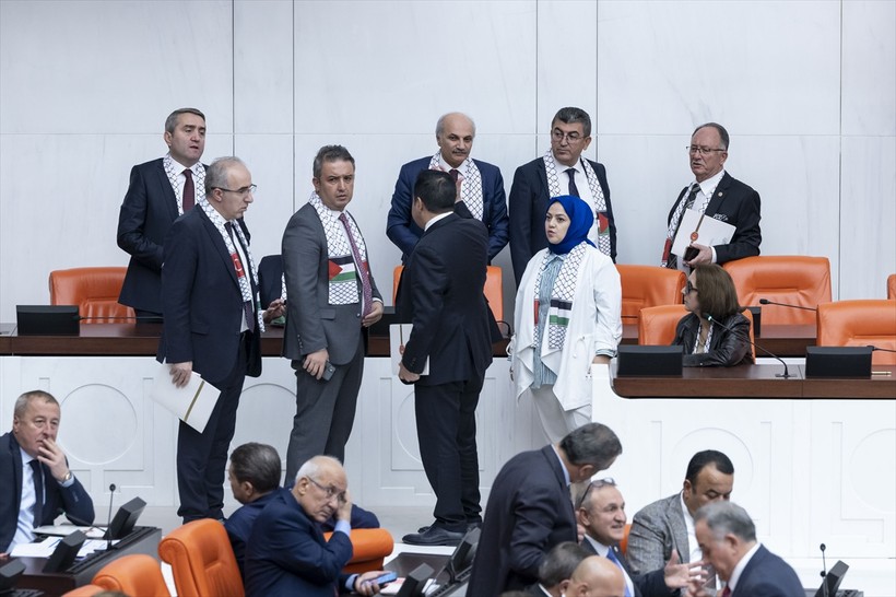 Meclis'teki oturma krizini Devlet Bahçeli çözdü! Saadet Partisi milletvekilleri koltuksuz kalmıştı - Resim : 1