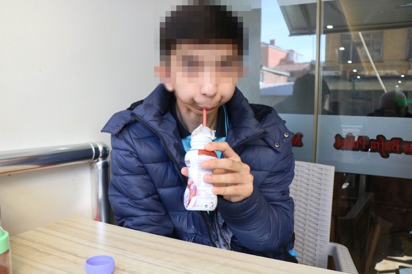 17 yaşındaki Yaşar Hüseyin'in alt çenesi yok, dişleri üst damağında! Aile, özel mamayla beslenen çocukları için çare arıyor - Resim: 8