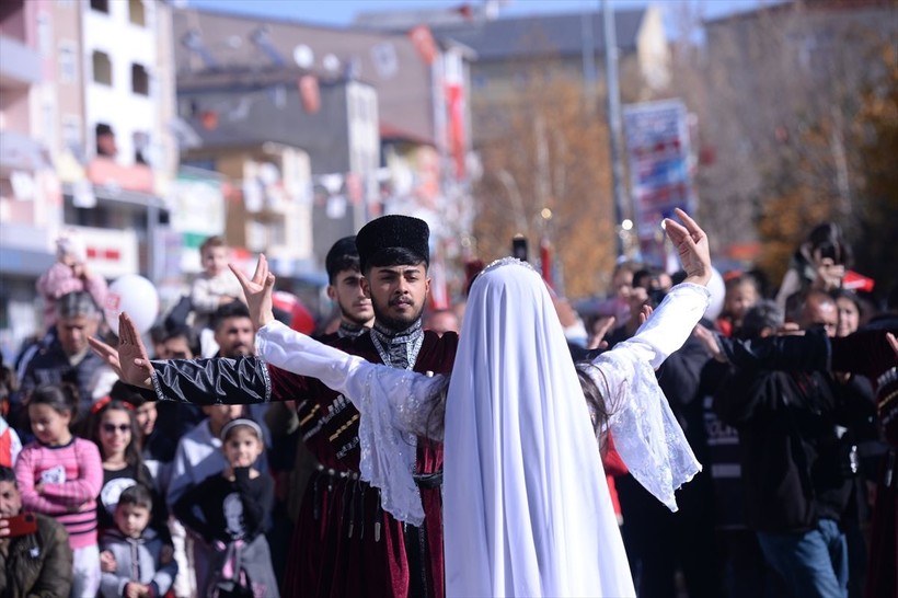 Türkiye iliklerine kadar Cumhuriyet'i kutluyor! Nereye baksan kırmızı-beyaz! 🤍❤️Meydanlarda 7'den 70'e 100. yıl coşkusu - Resim: 99