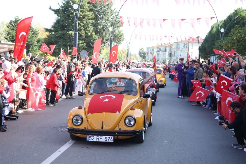 Türkiye iliklerine kadar Cumhuriyet'i kutluyor! Nereye baksan kırmızı-beyaz! 🤍❤️Meydanlarda 7'den 70'e 100. yıl coşkusu - Resim: 103