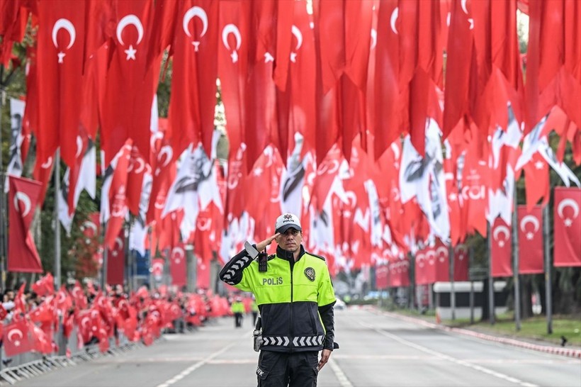 Türkiye iliklerine kadar Cumhuriyet'i kutluyor! Nereye baksan kırmızı-beyaz! 🤍❤️Meydanlarda 7'den 70'e 100. yıl coşkusu - Resim: 327