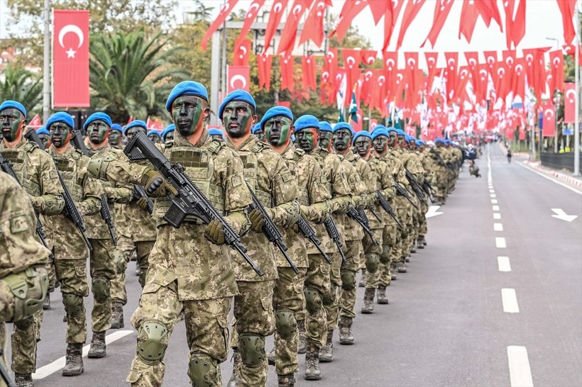 Türkiye iliklerine kadar Cumhuriyet'i kutluyor! Nereye baksan kırmızı-beyaz! 🤍❤️Meydanlarda 7'den 70'e 100. yıl coşkusu - Resim: 335