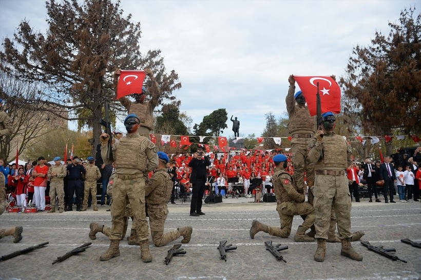 Türkiye iliklerine kadar Cumhuriyet'i kutluyor! Nereye baksan kırmızı-beyaz! 🤍❤️Meydanlarda 7'den 70'e 100. yıl coşkusu - Resim: 468