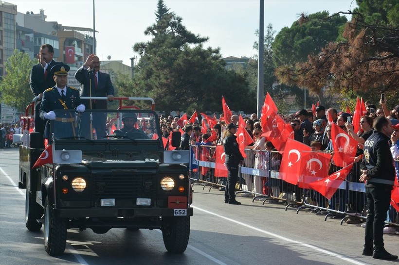 Türkiye iliklerine kadar Cumhuriyet'i kutluyor! Nereye baksan kırmızı-beyaz! 🤍❤️Meydanlarda 7'den 70'e 100. yıl coşkusu - Resim: 471