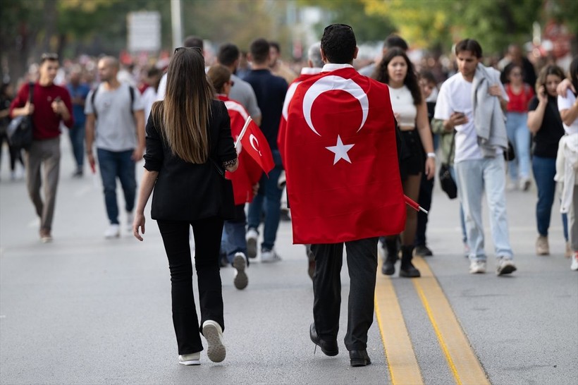 Türkiye iliklerine kadar Cumhuriyet'i kutluyor! Nereye baksan kırmızı-beyaz! 🤍❤️Meydanlarda 7'den 70'e 100. yıl coşkusu - Resim: 486