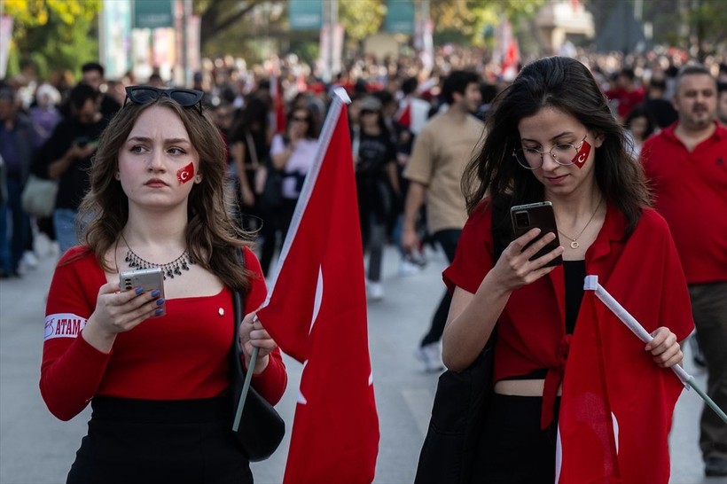 Türkiye iliklerine kadar Cumhuriyet'i kutluyor! Nereye baksan kırmızı-beyaz! 🤍❤️Meydanlarda 7'den 70'e 100. yıl coşkusu - Resim: 489