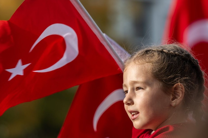 Türkiye iliklerine kadar Cumhuriyet'i kutluyor! Nereye baksan kırmızı-beyaz! 🤍❤️Meydanlarda 7'den 70'e 100. yıl coşkusu - Resim: 490