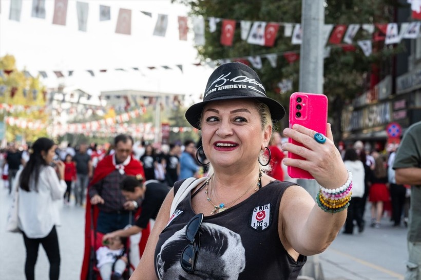 Türkiye iliklerine kadar Cumhuriyet'i kutluyor! Nereye baksan kırmızı-beyaz! 🤍❤️Meydanlarda 7'den 70'e 100. yıl coşkusu - Resim: 496