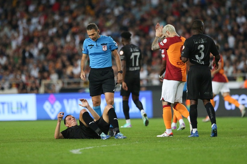 Ligde namağlup takım kalmadı: Galatasaray, Mersin'de ilk yenilgisini aldı - Resim : 17