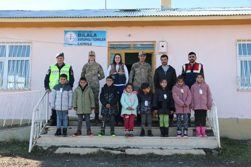 Muş’ta Mehmetçik 210 öğrenciye mont ve bot dağıttı - Resim: 3
