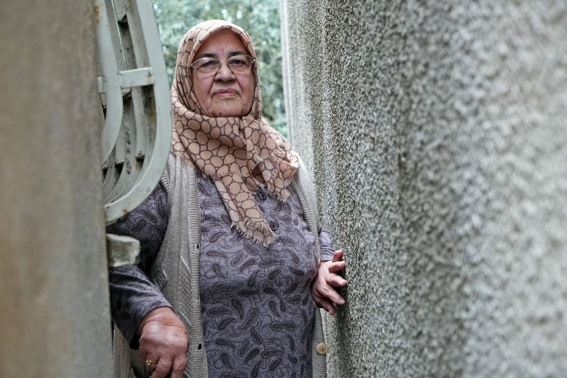 Kilo alan bu evden caddeye çıkamıyor! Yağmur yağdığında şemsiye bile açamıyorlar - Resim: 1