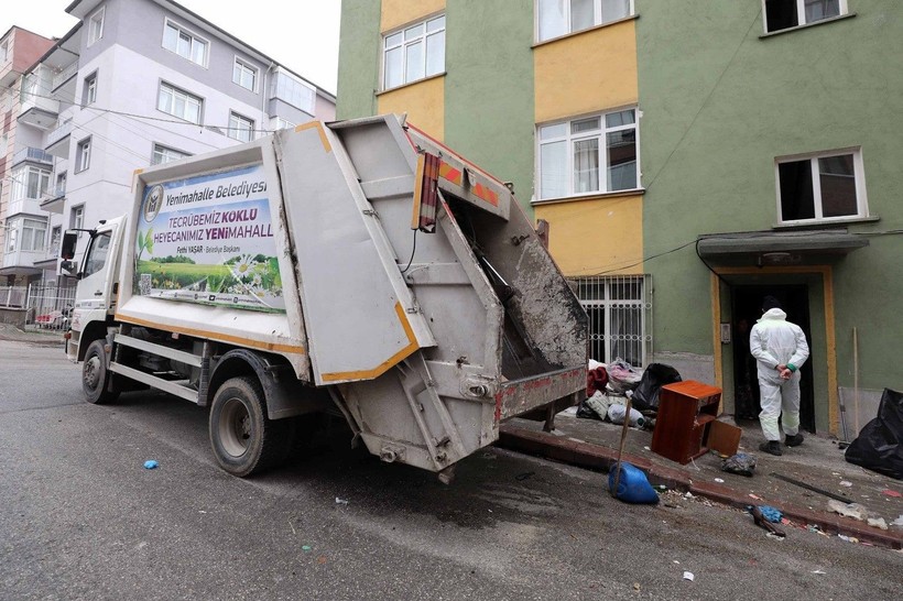 Ankara Yenimahalle’de bir evden 3 ton çöp çıktı - Resim: 1