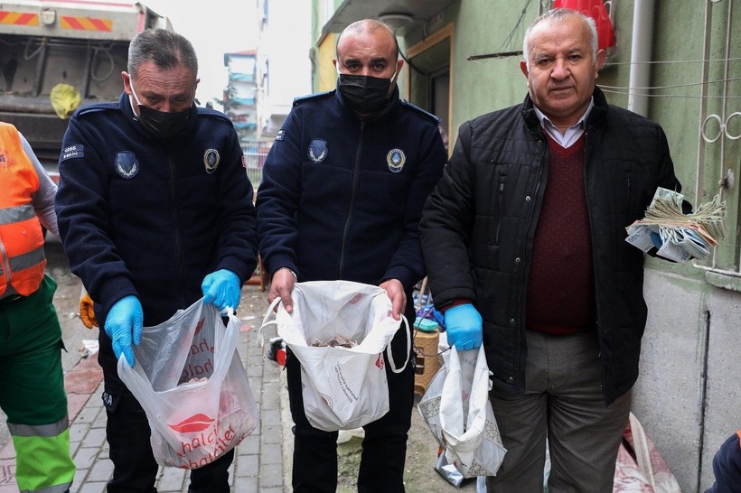 Ankara Yenimahalle’de bir evden 3 ton çöp çıktı - Resim: 4