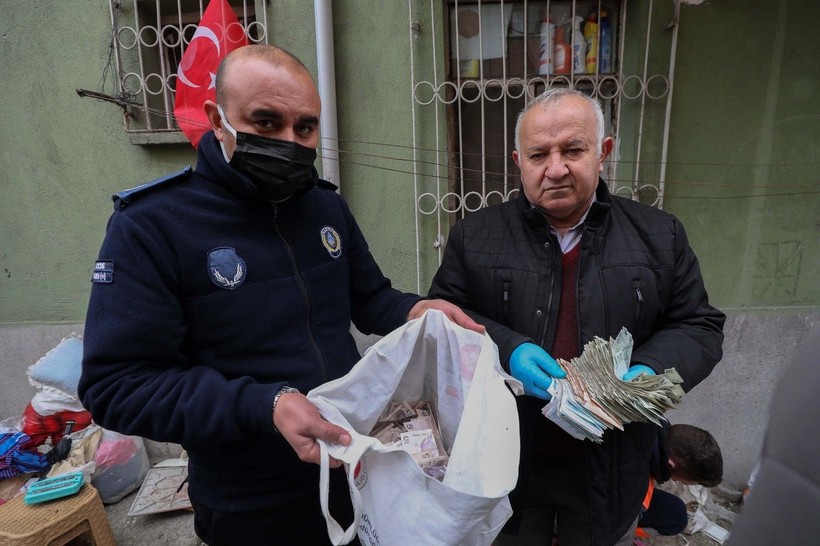 Ankara Yenimahalle’de bir evden 3 ton çöp çıktı - Resim: 7