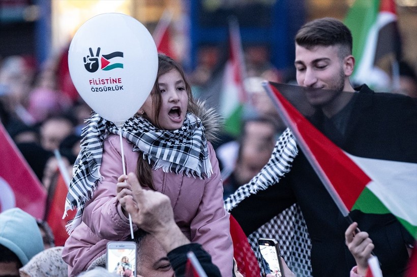 Dünya Galata Köprüsü'ndeki "Şehitlerimize Rahmet, Filistin'e Destek, İsrail'e Lanet" yürüyüşünü konuşuyor: Galata’da ne çok şey kaçırdınız - Resim: 20