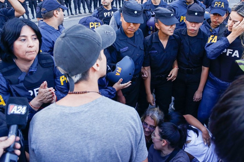 Arjantin'de binlerce işçi hükümeti protesto etti! - Resim: 37