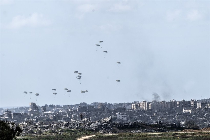 Gazze'nin kuzeyine havadan bırakılan yardımlar görüntülendi - Resim: 8